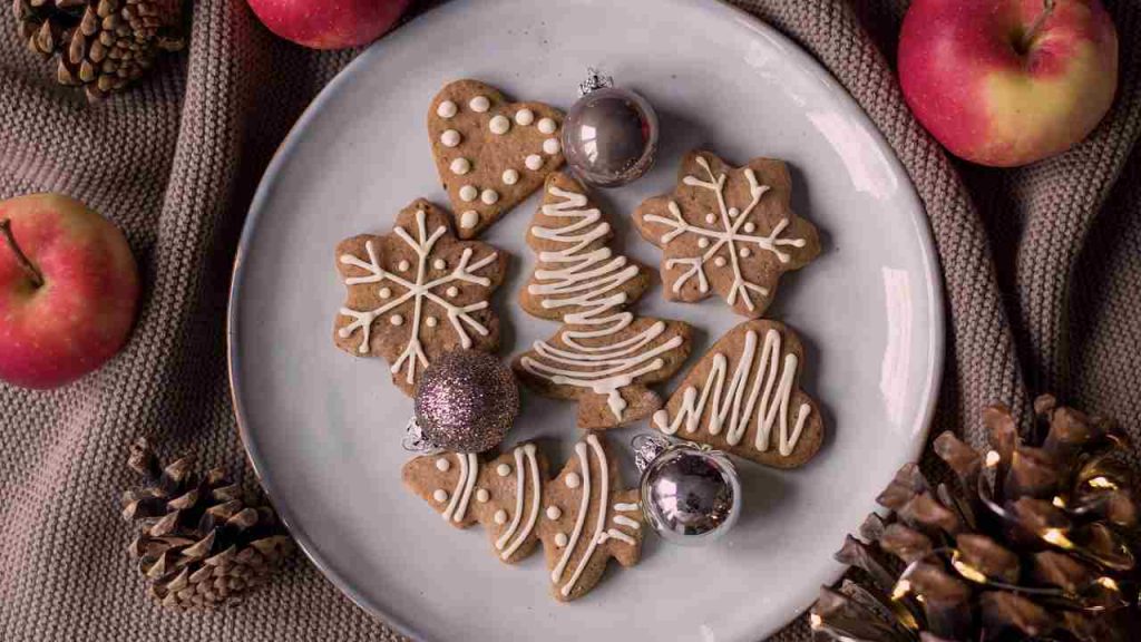 Biscottini di natale senza latte ne uova: questa è la ricetta di mia sorella Tiziana che ti fa tornare bambino | Bastano 15 minuti