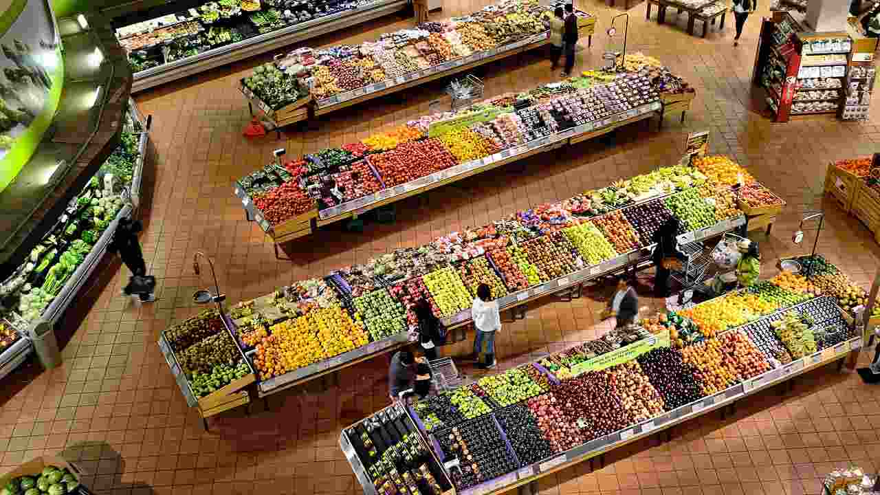 Basta spendere un occhio della testa per la tua spesa: ecco cosa non comprare più dal supermercato