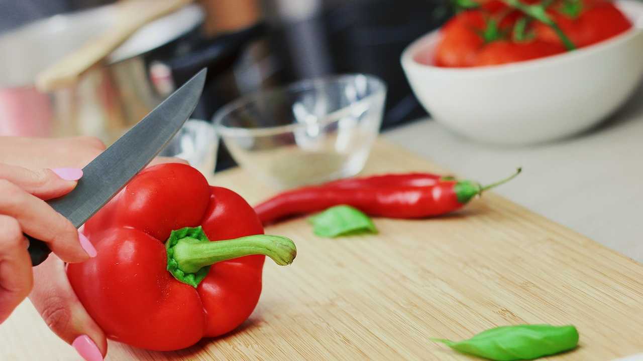 Tagliere, sei curioso di sapere come eliminare i graffi? Basta questo alimento ed è fatta