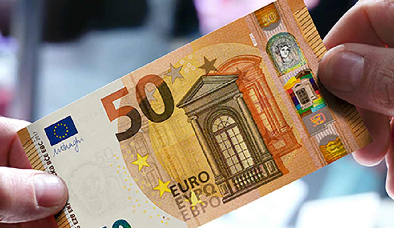 Pagamento in contanti, da oggi le banconote da 50€ non valgono più: banche piene di gente per cambiarle